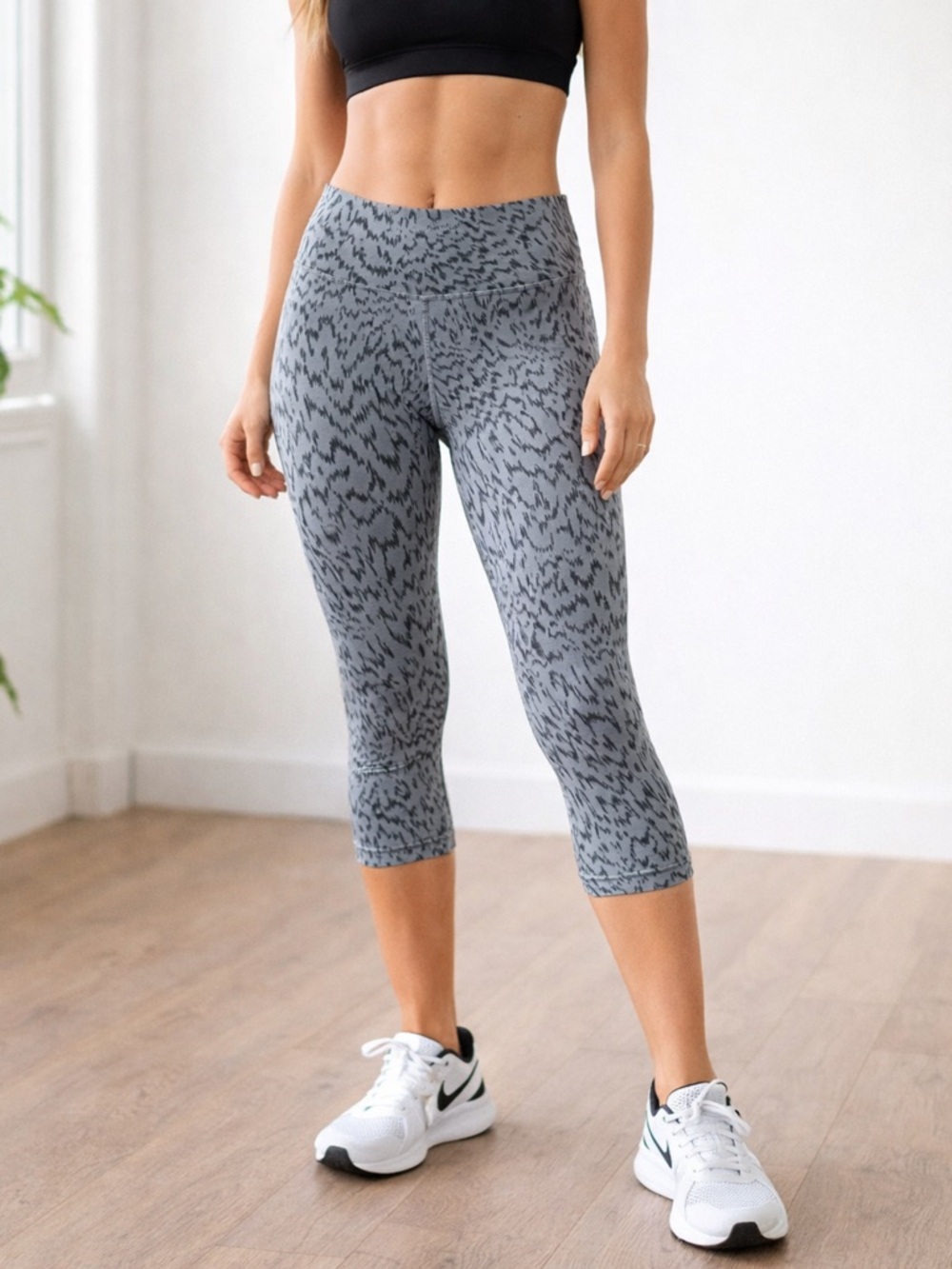 Nike Dri-FIT Cropped Leggings Gray Black Print Pocket Workout Gym — Size L